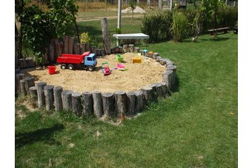 Slovacia Privát Moča, Exteriorul